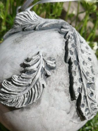 Shabby Dekokugel mit Federn, grau