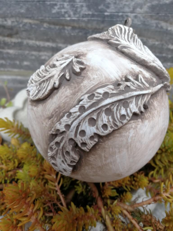 Shabby Dekokugel mit Federn, nougat-braun