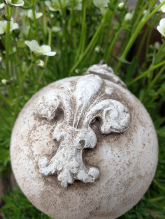 Shabby Dekokugel mit Fleur de lys, nougat-braun