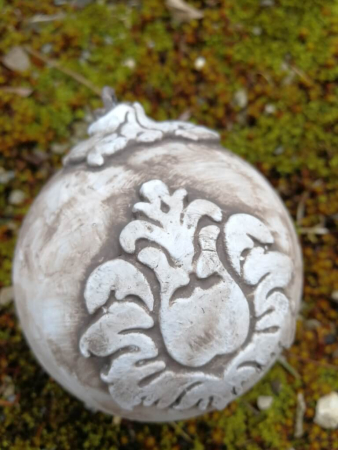 Shabby Dekokugel mit breitem Ornament, nougat-braun