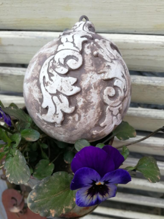 Shabby Dekokugel mit länglichen Ornamenten, nougat-braun