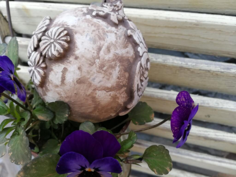 Shabby Dekokugel mit länglichen Ornamenten, nougat-braun