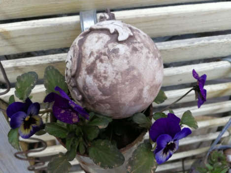 Shabby Dekokugel mit länglichen Ornamenten, nougat-braun
