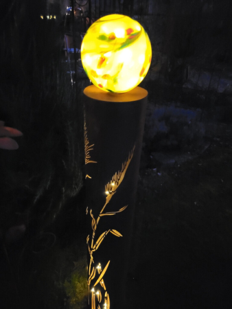 Edelrost Solarsäule China mit Glaskugel, gelb