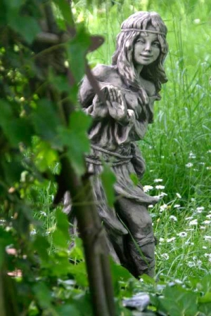 Waldbewohnerin Brunhilde aus Steinguss