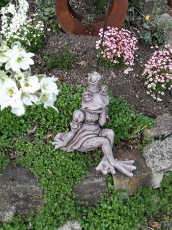 Froschkönigin Elli, Steinguss