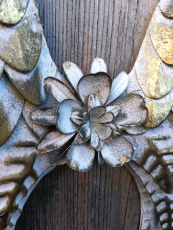 Shabby-Engelsflügel mit Blüte, altgold