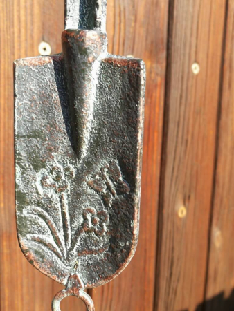 Preview: Metall Gartenglocke Spaten, grau