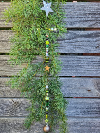 Weihnachtshänger Grün, mit Kugel und Glitzerstern