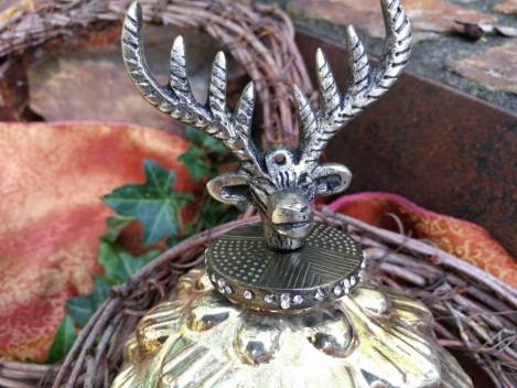 Preview: Christbaumkugel Zapfen Fyrre mit Hirsch, antikgold glänzend
