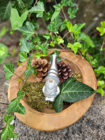 Christbaumkugel Wichtel, Hose weiß, Mütze grau