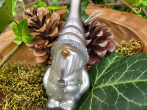 Preview: Christbaumkugel Wichtel, Hose grau, Mütze weiß