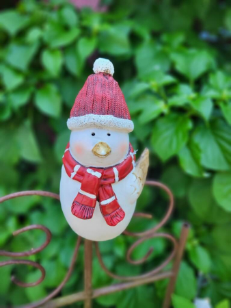 Zaunhocker Wintervogel Joachim mit Mütze, Polyresin