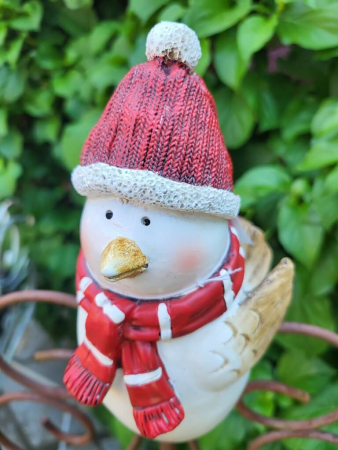 Zaunhocker Wintervogel Joachim mit Mütze, Polyresin
