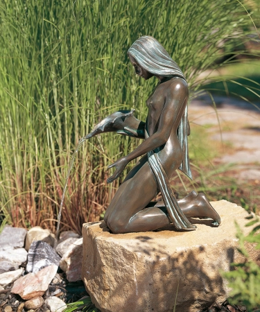 Bronzeskulptur Noèlle klein, wasserspeiend