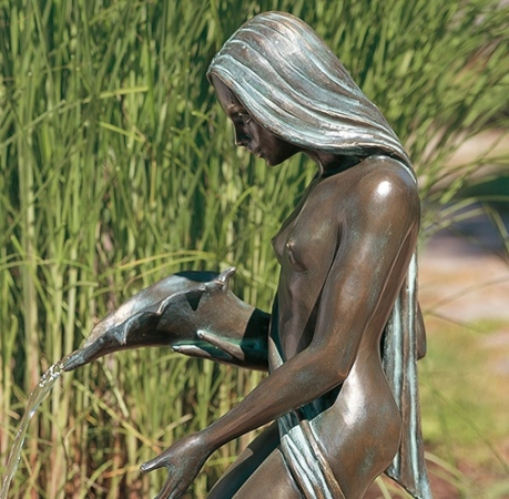 Bronzeskulptur Noèlle klein, wasserspeiend