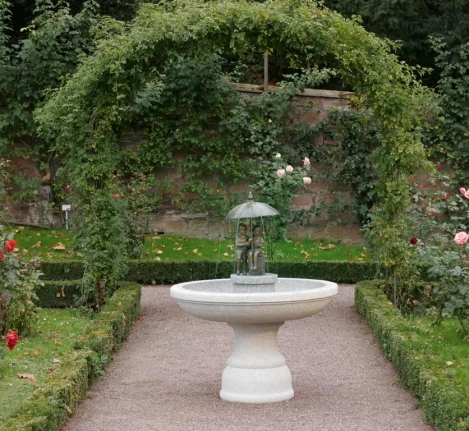 Bronzeskulptur Schirmpärchen auf Bronzesockel, wasserspeiend