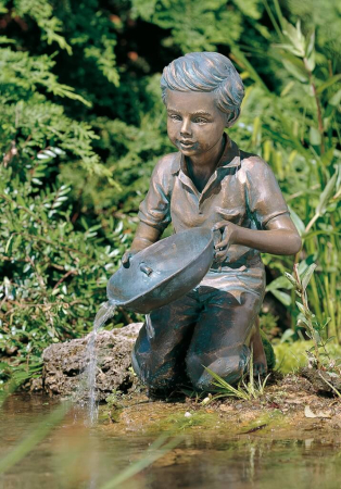 Bronzeskulptur Simon, wasserspeiend