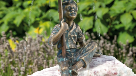 Bronzeskulptur Flo mit Schirm