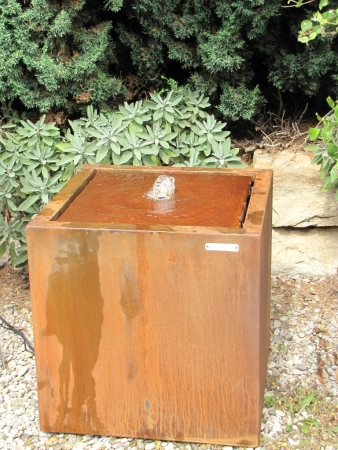Cortenstahl Quellbrunnen AQUA CUBUS mit Rand