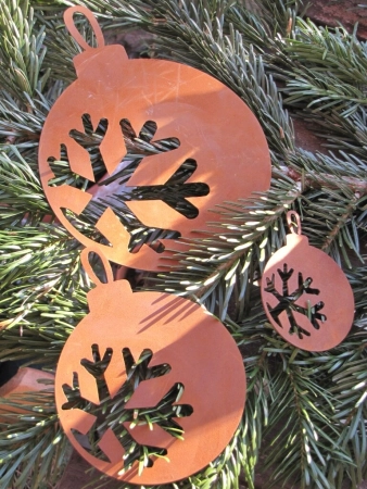 Christbaumschmuck Kugel mit Schneeflocke aus Edelrost