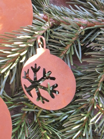 Christbaumschmuck Kugel mit Schneeflocke aus Edelrost