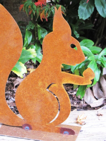 Edelrost Eichhörnchen auf Platte