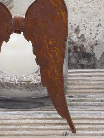 lange Engelsflügel aus Rost