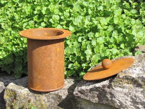 Feuertopf klein aus Metall mit Edelrost