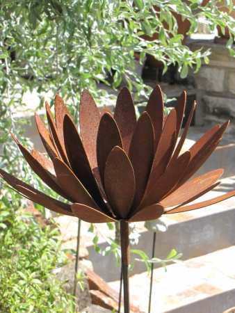 Preview: Edelrost Gartenstecker Chrysantheme 40 cm