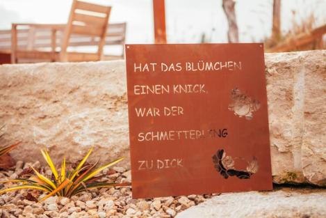 Edelrost Gedichttafel oder Spruchschild schwerer Schmetterling