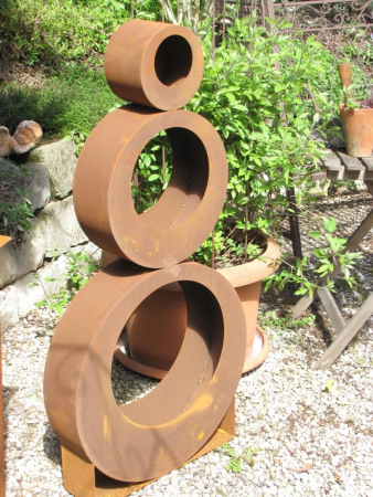Edelrost Dekosäulen in vielen Designs für den Garten, eine Rostsäule