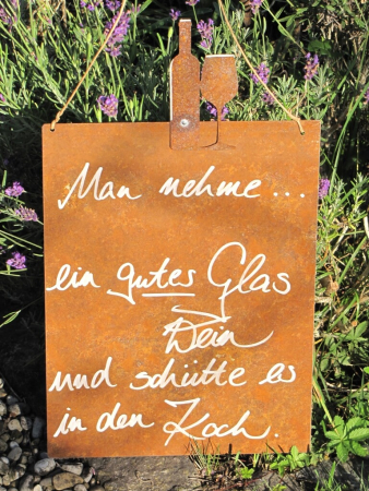 Edelrost Schild mit Weinflasche und Glas guter Wein