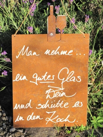 Edelrost Schild mit Weinflasche und Glas guter Wein