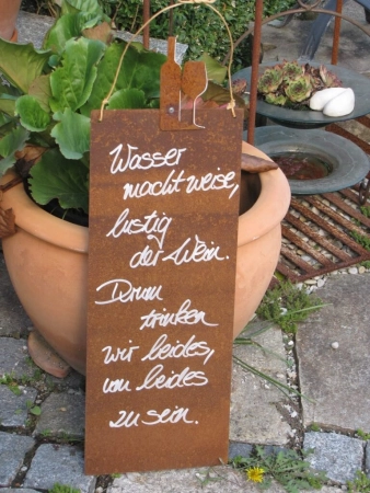 Edelrost Schild mit Weinflasche und Glas Wasser und Wein
