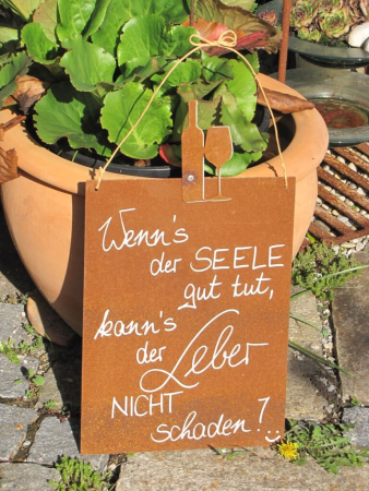 Edelrost Schild mit Weinflasche und Glas Wenn´s der Seele...