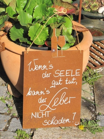 Edelrost Schild mit Weinflasche und Glas Wenn´s der Seele...