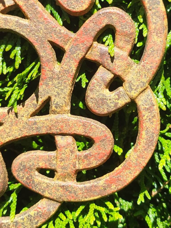 Edelrost Gusseisen Gartenstecker keltisches Rad des Glücks