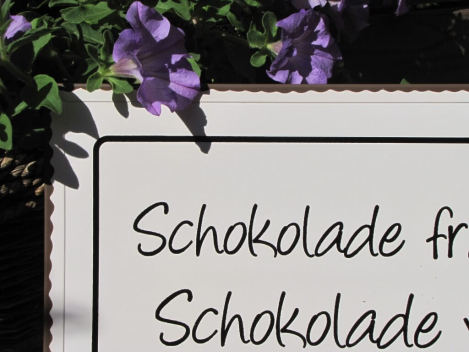 Shabby Chic Metallspruchschild Schokolade versteht