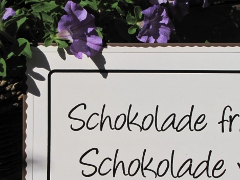 Shabby Chic Metallspruchschild Schokolade versteht