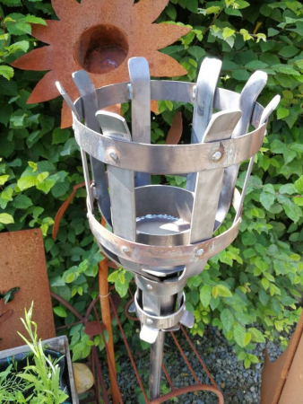 rustikale Gartenfackel aus Metall inkl. Metallstab