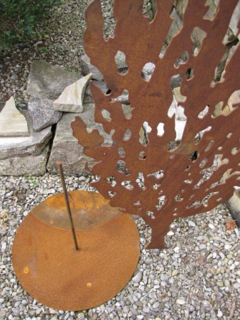 Zypresse mit Ausschnitten aus Edelrost, massiv mit Platte