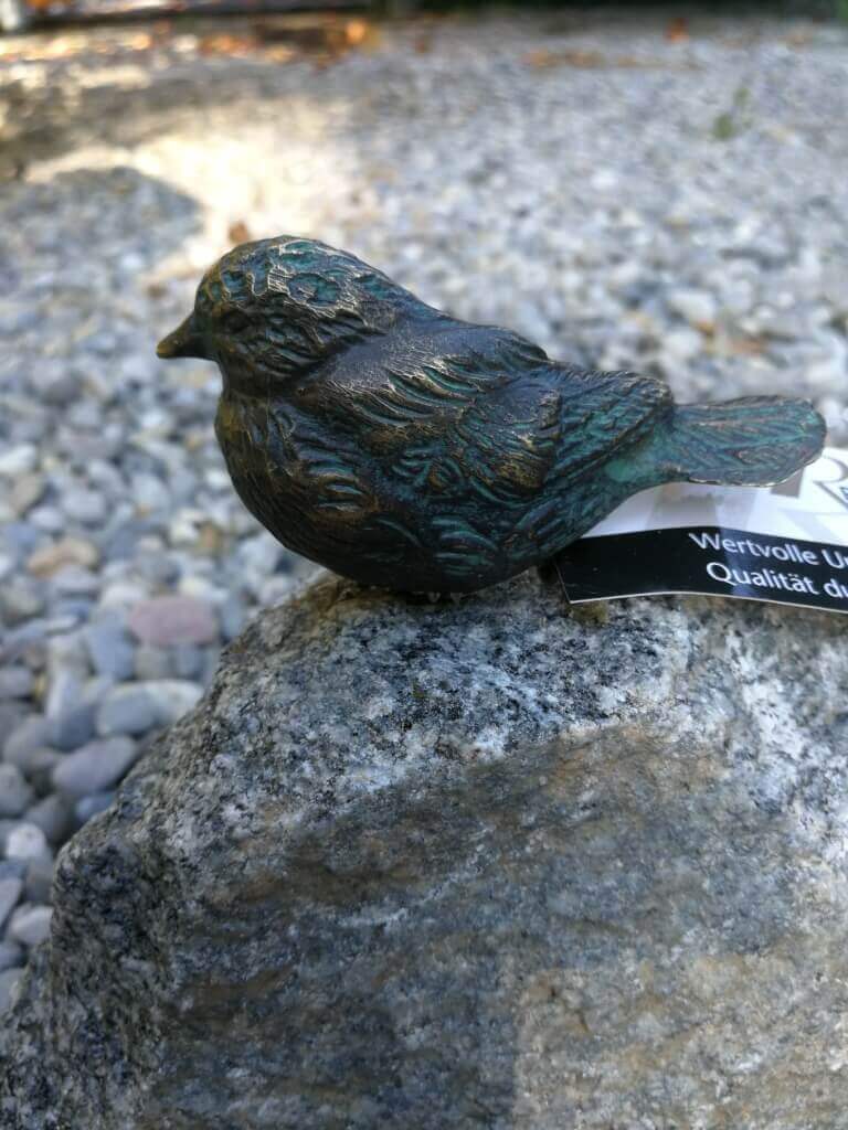 Bronze Vogel sitzend auf Schwarzwald Granit Bronzefigur Bronzeskulptur Dekofigur