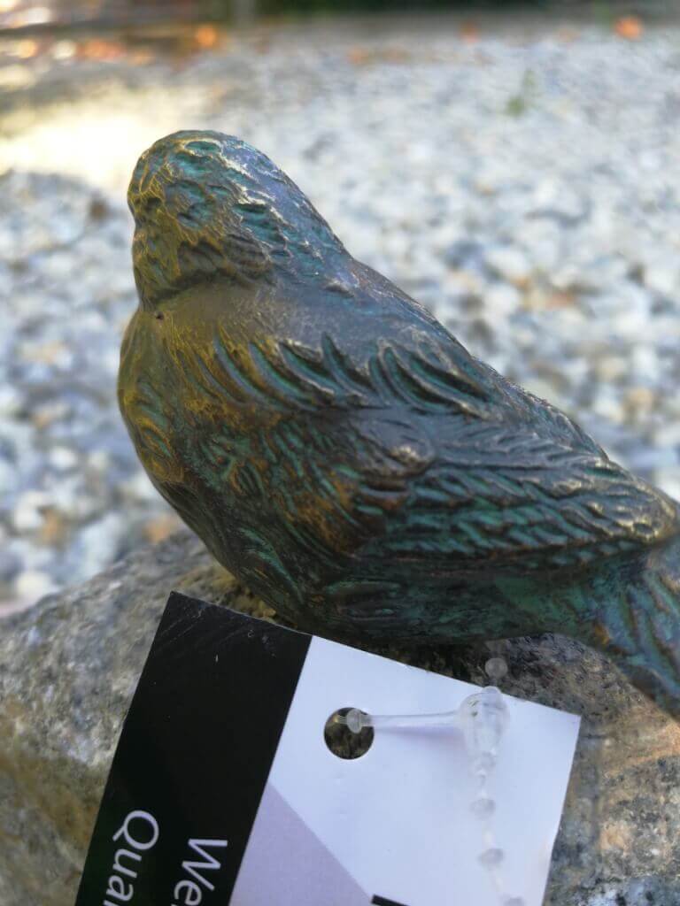 Bronze Vogel sitzend auf Schwarzwald Granit Bronzefigur Bronzeskulptur Dekofigur