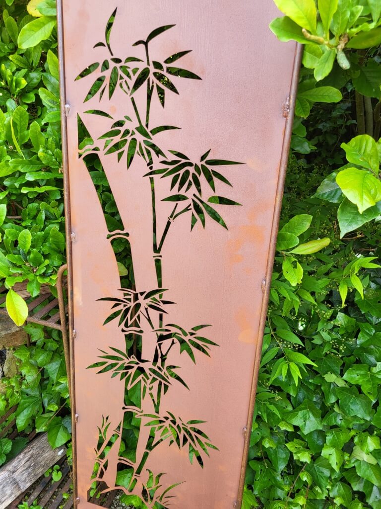 Edelrost Gartenschild Bambus auf Stein - Angels Garden Dekoshop