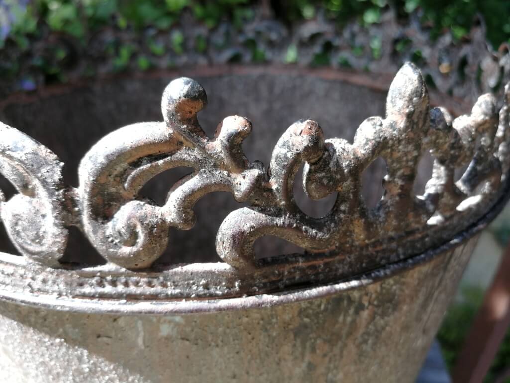 Romantischer Pflanzkübel aus Metall, Vintage Angels Garden