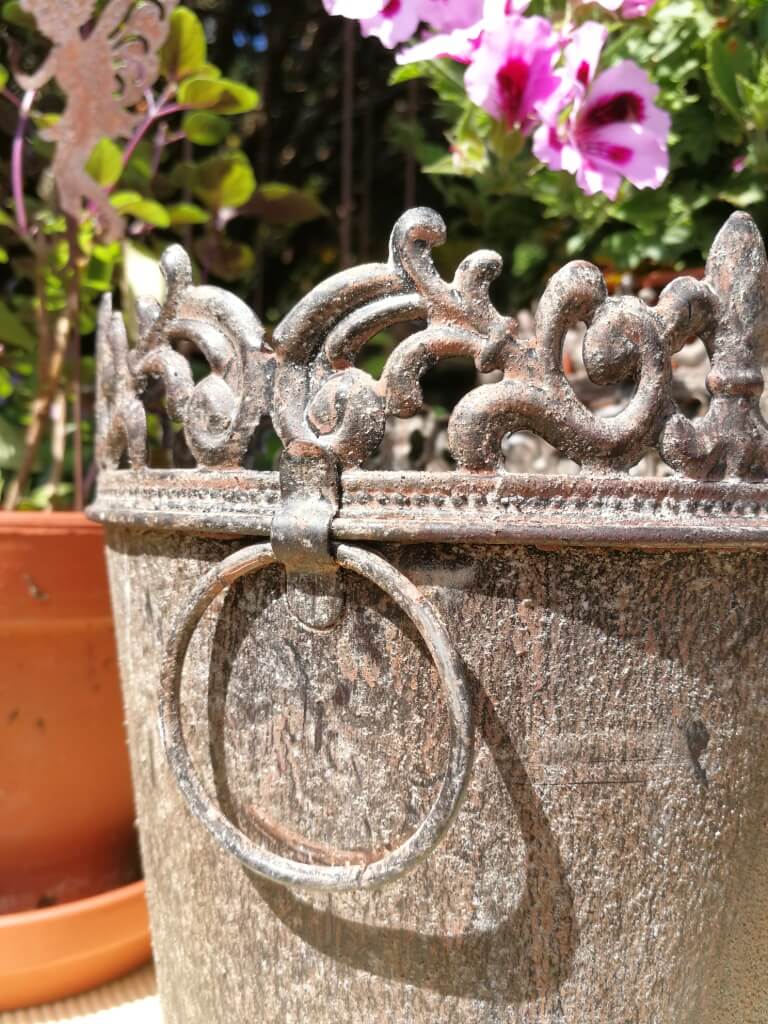 Romantischer Pflanzkübel aus Metall, Vintage Angels Garden