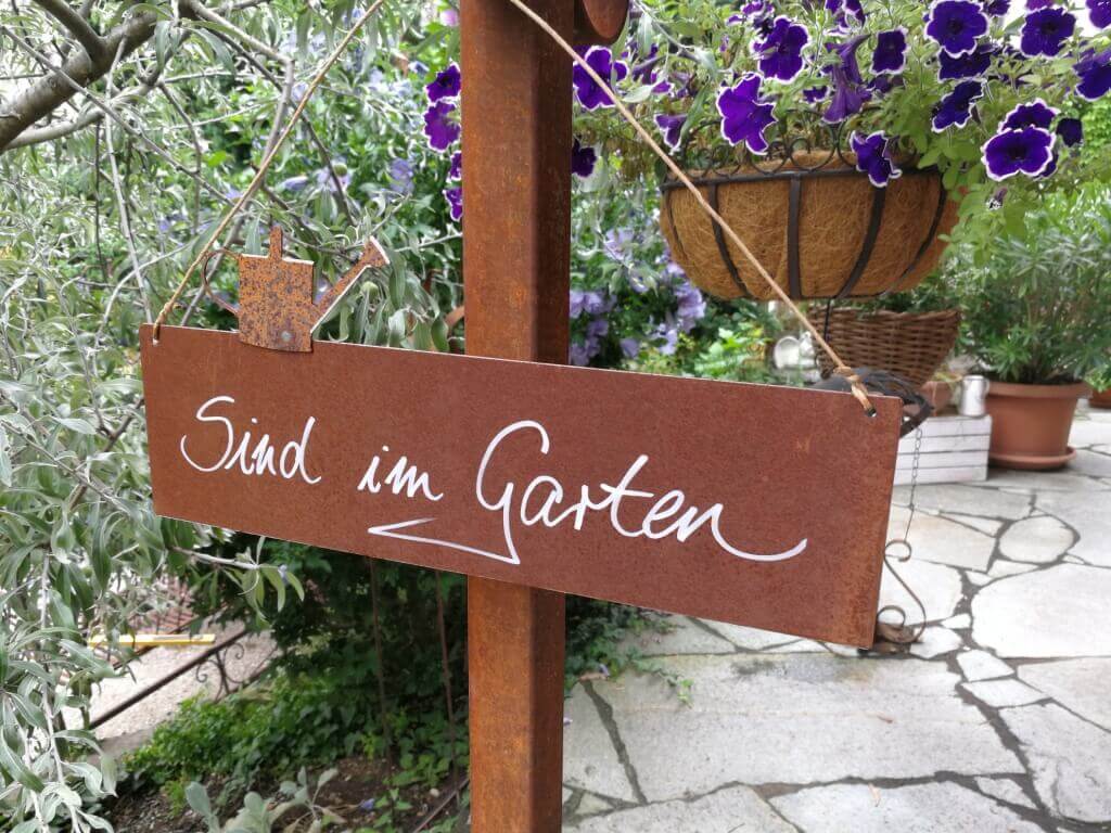 Edelrost Schild mit Gießkanne "Sind im Garten" Angels