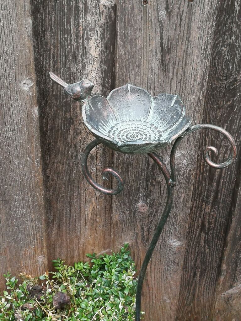 Metall Gartenstecker Mit Vogel- Und Bienentränke – 2 Stück – Wetterfest, Blumenförmig, Für Garten & Balkon
