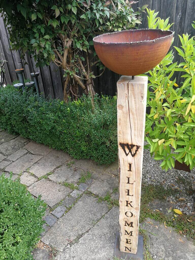 Holzsäule Willkommen mit Halbkugelschale Angels Garden